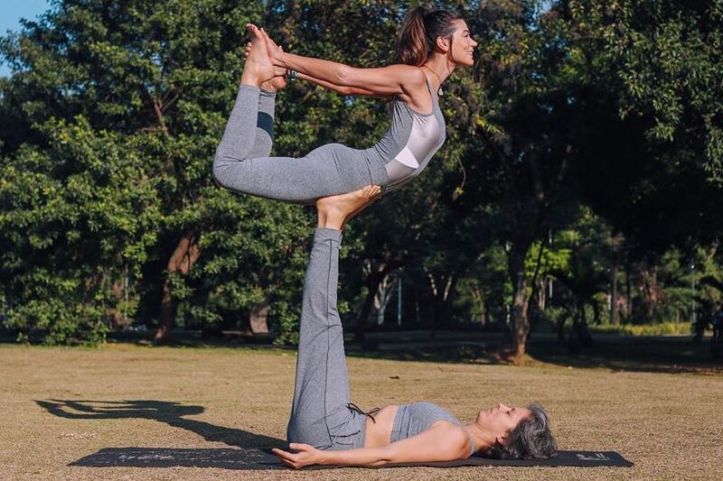Resultado de imagem para desafio da yoga em dupla fotos