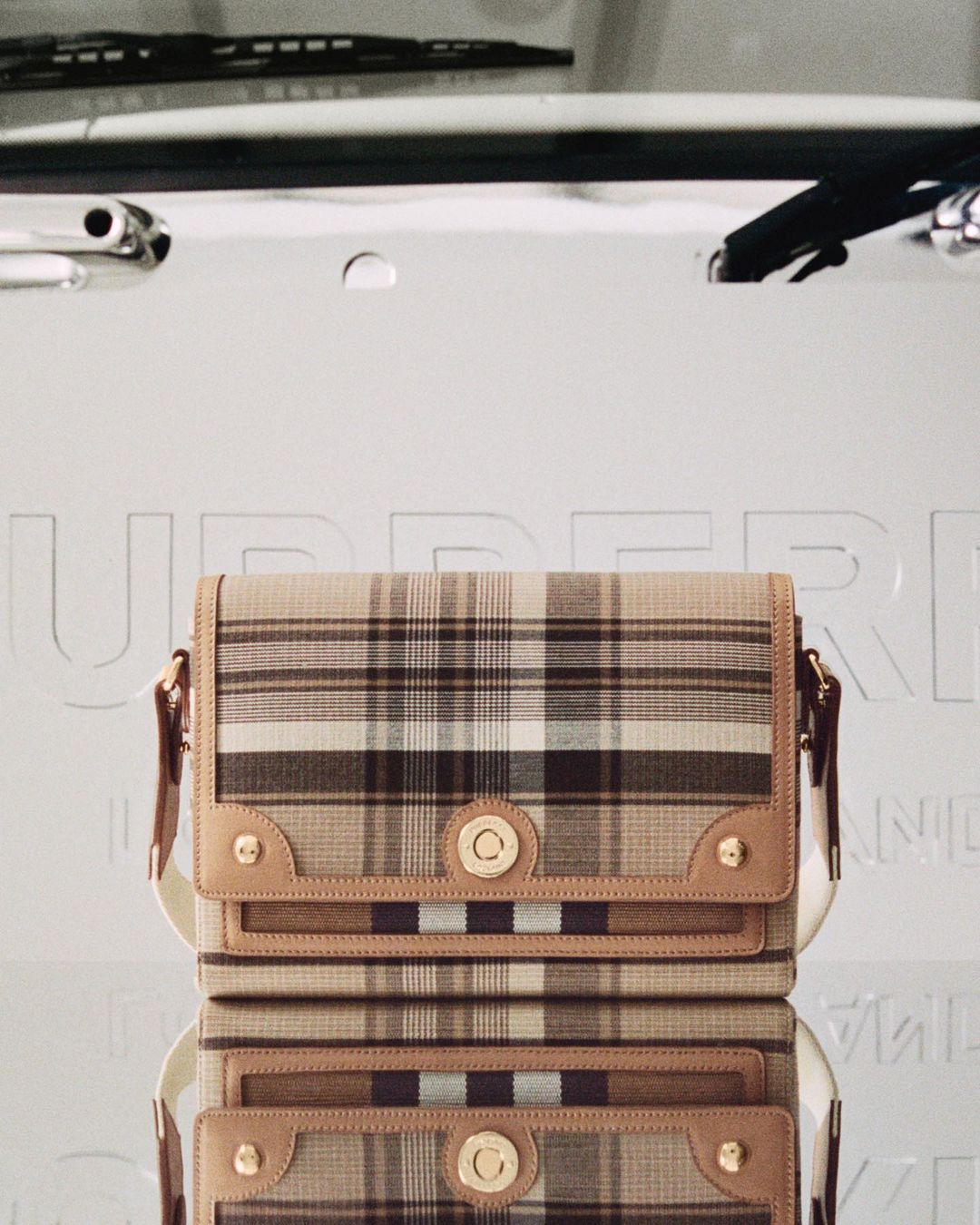 Xadrez Burberry: a história por trás de uma das estampas mais famosas do  mundo