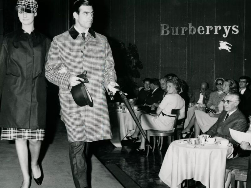 Revista Fashion Moda - M O D A  DICAS CONHEÇA A ORIGEM DO XADREZ BURBERRY  A famosa e tão querida estampa xadrez foi criada em 1924, por Thomas  Burberry, na época