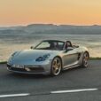 Porsche Boxster estacionado em frente à praia