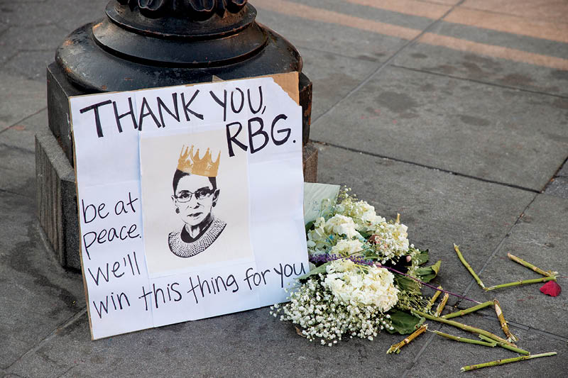 Cartaz de homenagem à Ruth Bader Ginsburg onde está escrita a frase "obrigada RBG, nós venceremos isso por você"