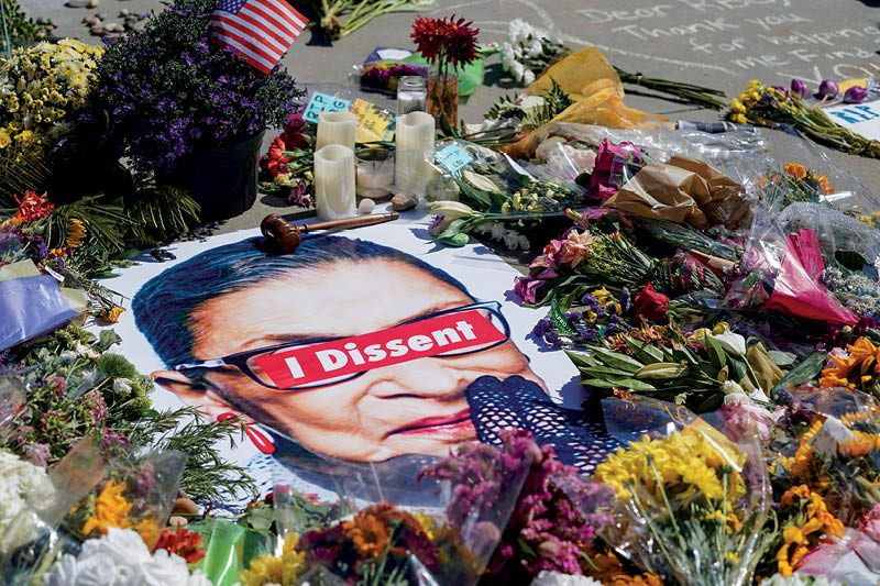 Homenagens deixadas no memorial à juíza da Suprema Corte dos Estados Unidos, Ruth Bader Ginsburg