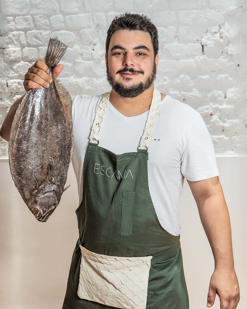 Chef Ricardo Lapeyere segurando um peixe