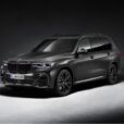 O BMW X7 Dark Shadow Edition na cor cinza escuro cintilante posicionado de frente