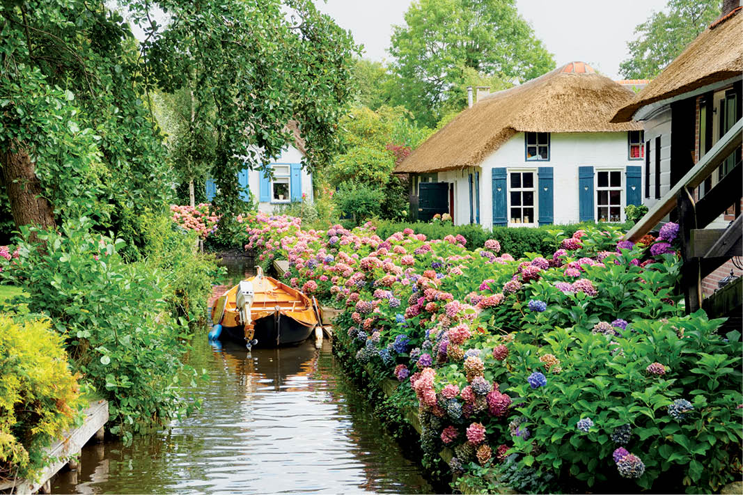 casas tradicionais com telhado de palha em uma pequena ilha na cidade de Giethoorn, na Holanda 