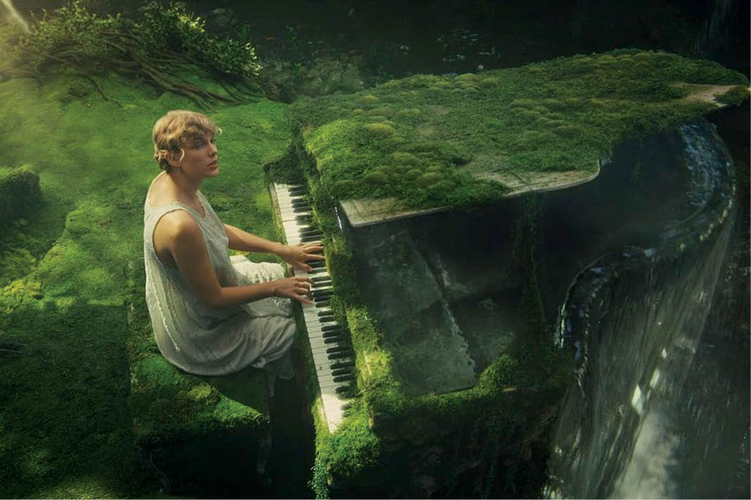 Taylor Swift toca piano em um cenário de natureza no seu vídeoclipe da música Cardigan