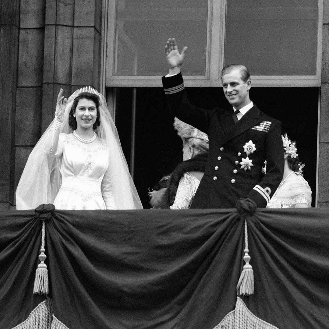 Rainha Elizabeth e o príncipe Philip em seu casamento na Abadia de Westminster 