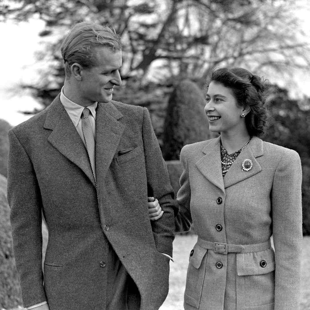 A rainha e o duque rindo em sua lua de mel em em Hampshire, na Inglaterra, em 1947