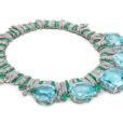 Colar Mediterranean Queen composto por cinco turmalinas Pariba com lapidação oval, totalizando aproximadamente 500 quilates, unidas por esmeraldas e diamantes