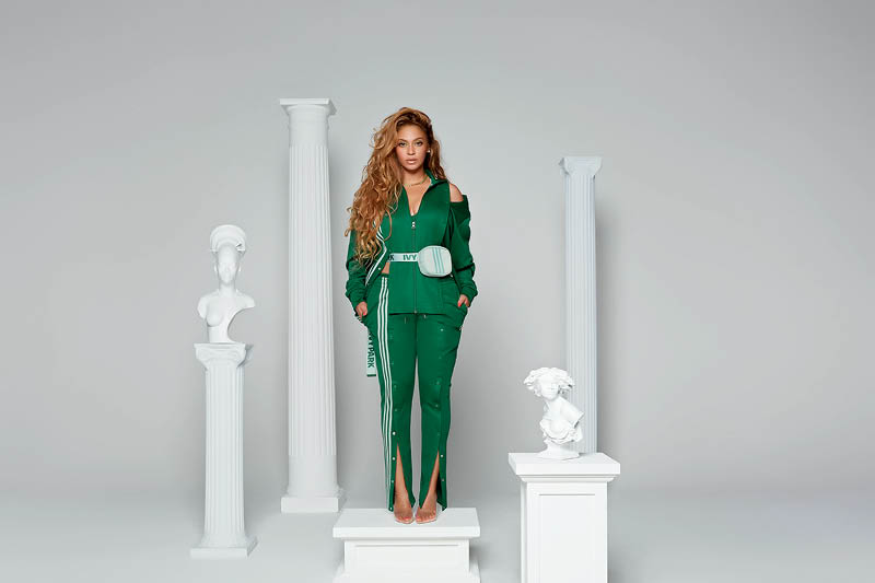 Beyoncé veste conjunto monocromático verde escuro de sua coleção