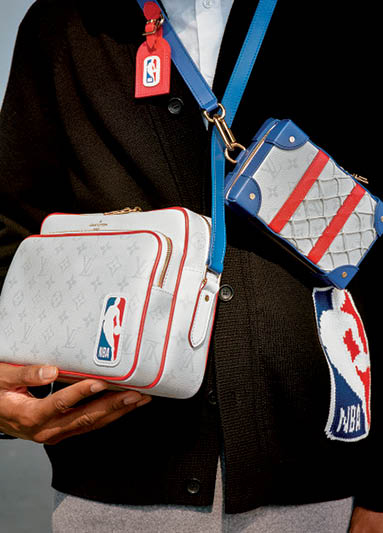Roupas e acessórios da collab LV X NBA estampados com os logos da Louis Vuitton e NBA 
