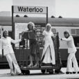 O grupo ABBA na estação Waterloo (atualmente localizada na Bélgica) em 1974, lugar que leva o mesmo nome de uma de suas grandes canções disco
