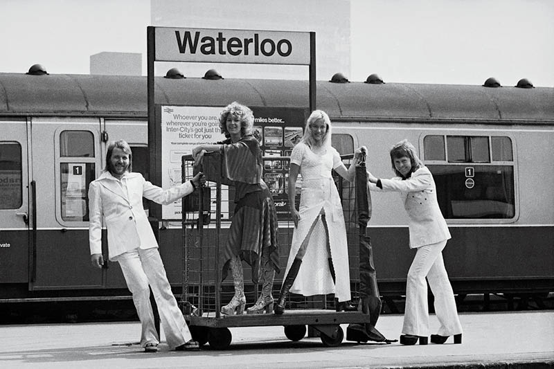 O grupo ABBA na estação Waterloo (atualmente localizada na Bélgica) em 1974, lugar que leva o mesmo nome de uma de suas grandes canções disco