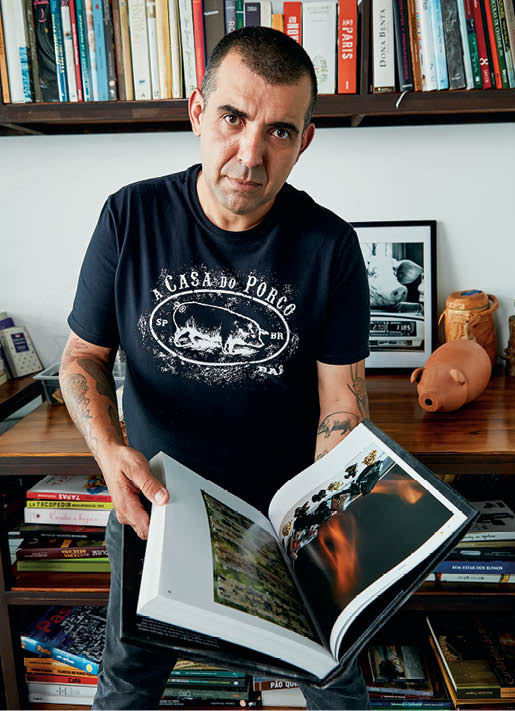 Jeffinho folheia o catálogo de pratos de 2006 do El Bulli, restaurante do chef espanhol Ferran Adrià 