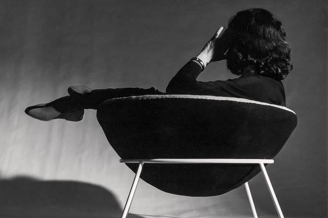 Lina Bo Bardi na clássica poltrona Bowl, de sua criação, em 1950