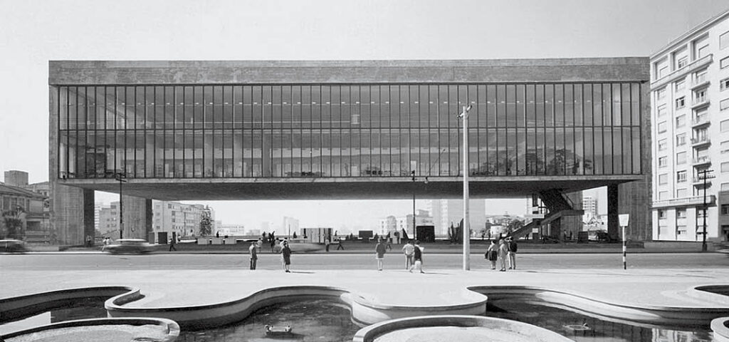 O uso do vidro e do concreto no projeto do MASP permitiu que Lina conciliasse superfícies ásperas e sem acabamentos com leveza, transparência e suspensão, criando uma esplanada sob o edifício, conhecida como “vão livre”. O músico John Cage definiu o desenho como “a arquitetura da liberdade”