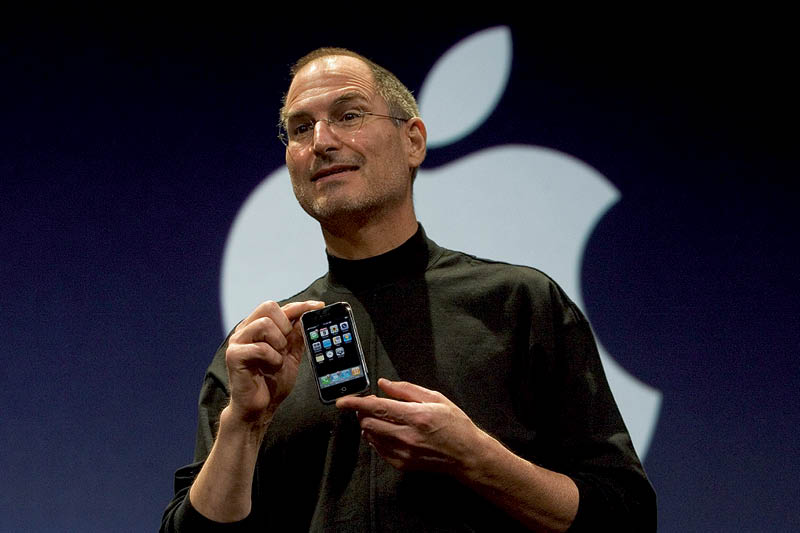 Steve Jobs revela o primeiro iPhone em 9 de janeiro de 2007 