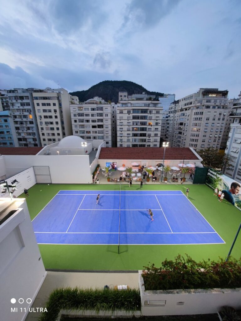Vista aérea de clínica de tênis com Letícia Sobral