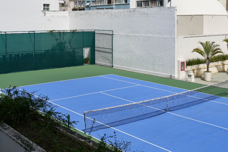 A quadra de tênis do Copacabana Palace é aberta e do tipo rápida