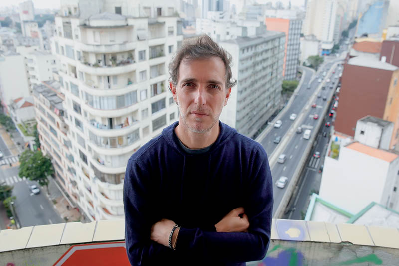 O artista e fotógrafo Felipe Morozini em sua casa