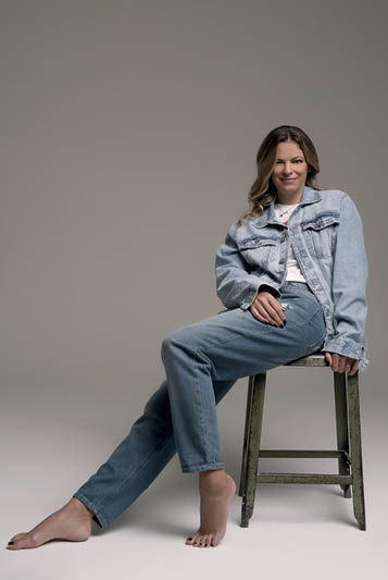 Paula Paschoal veste jaqueta jeans trucker azul-clara, camiseta MC CKJ e calça jeans five pockets mom azul-clara da Calvin Klein