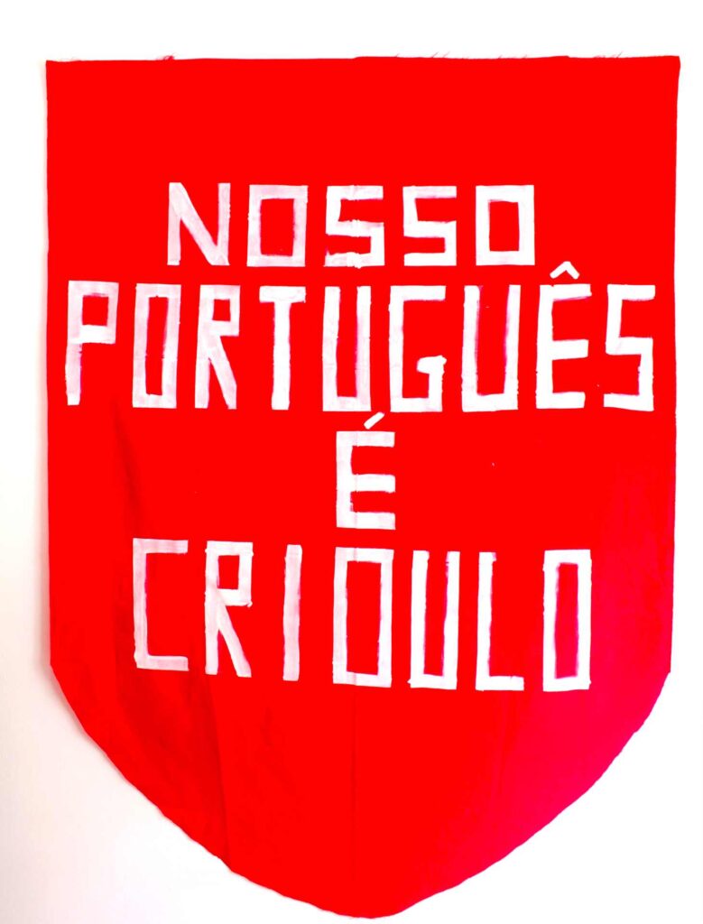 A língua como um estandarte, do artista André Vargas, da Portasvilaseca Galeria (Divulgação/ArtRio)