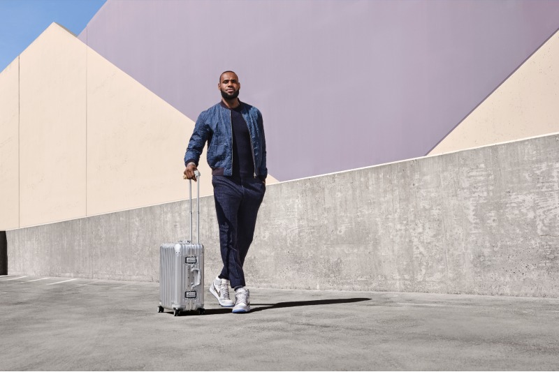 Lebron James posa segurando mala da Rimowa