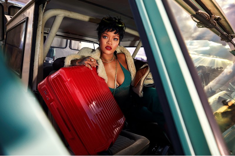 Rihanna posa dentro de uma van 