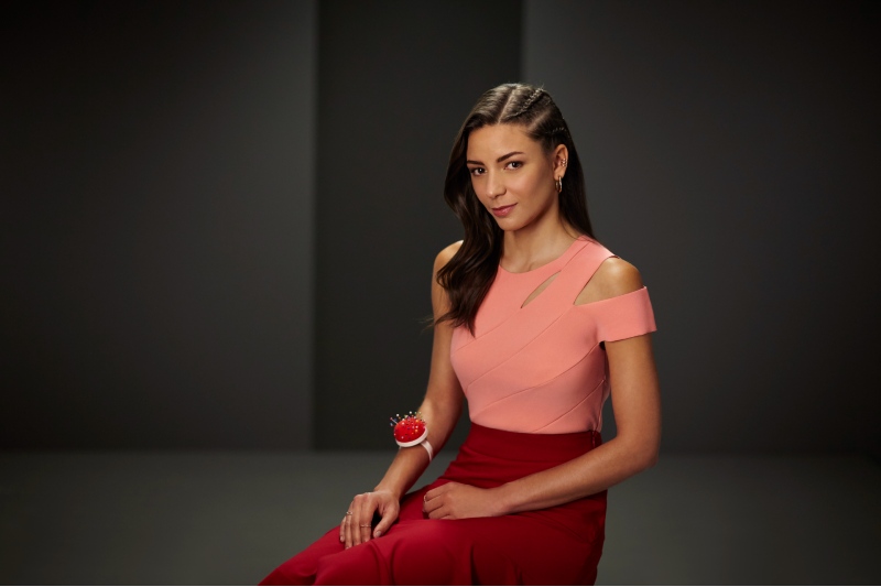 Beatriz Pereira, costureira posa à frente de fundo preto