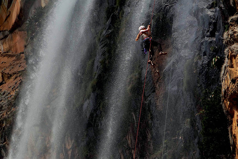 Karina Oliani fazendo rapel na Cachoeira do Tabuleiro, em Minas Gerais
