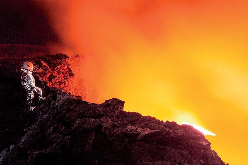 Karina Olioni em área de atividade vulcânica na Etiópia conhecida como “Portão do Inferno"