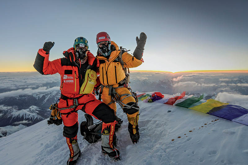 Karina ao lado de companheiro de expedição no topo da montanha K2