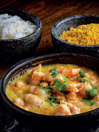 Com dendê e leite de coco, a moqueca do Ori leva muito camarão de pesca sustentável, em Salvador