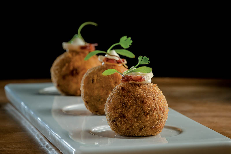 Bolinho de baião de polvo, um dos snacks do chef no Origem, em Salvador