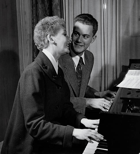 Larry Hagman e sua mãe, a cantora Mary Martin, performando as músicas de South Pacific 