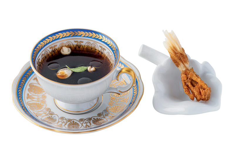 Chá servido com cogumelos defumados e enoki frito