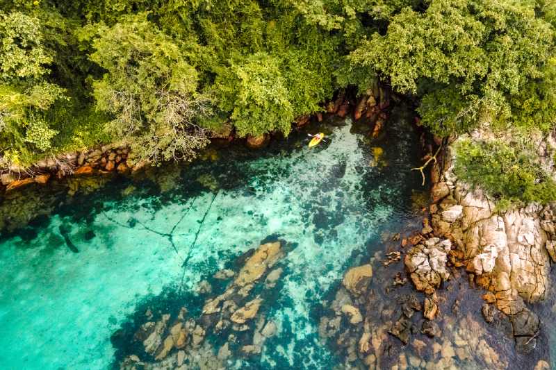 Canoagem em águas cristalinas 