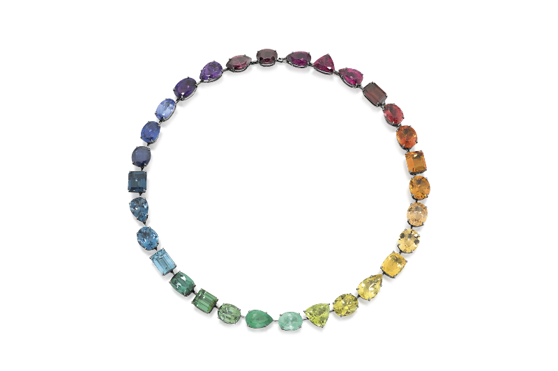 Colar com diversas pedras coloridas é uma peça da seleção de joias