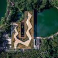 Vista aérea do Centro de Educação e Cultura Burle Marx no Instituto Inhotim, projetado por Alexandre Brasil e Paula Zasnicoff, que oferece programas de educação e qualificação profissional para moradores da região. Seu nome homenageia Roberto Burle Marx, que assinou parte do paisagismo da propriedade