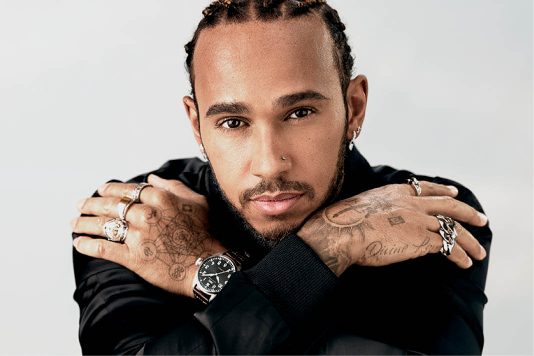 O piloto de Fórmula 1 e embaixador da IWC, Lewis Hamilton, posa com o item de luxo Big Pilot’s Watch 43