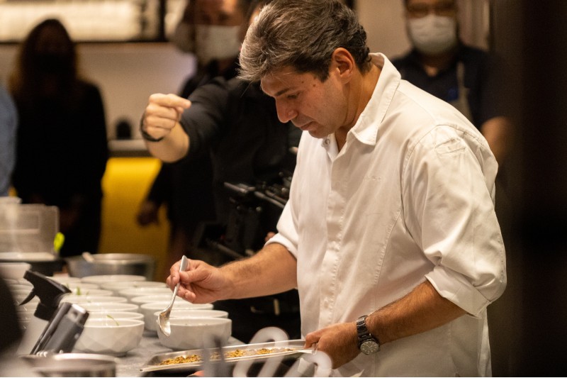 Chef Felipe Bronze preparando pratos harmonizados com Marques de Casa Concha