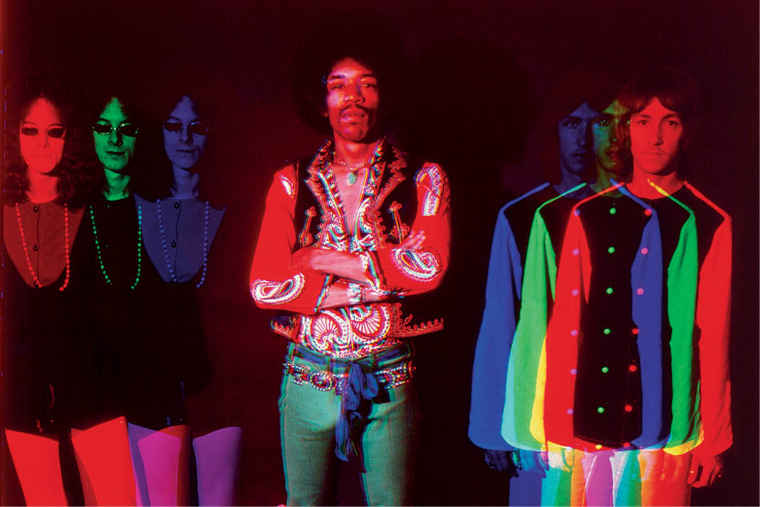 Da esquerda para a direita, Noel Redding, Jimi Hendrix e Mitch Mitchell, da banda The Jimi Hendrix Experience, posam para um retrato com estilo psicodélico em 1968