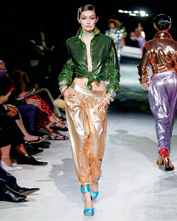 Gigi Hadid desfila vestindo look da coleção ready to wear primavera 2022 de Tom Ford, em Nova York