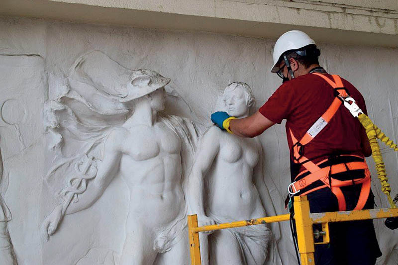 Funcionário arruma escultura da Pinacoteca do Estado de São Paulo