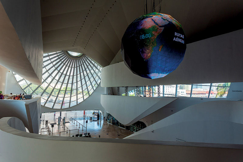 Visão do átrio do Museu do Amanhã, com a esfera de LED que apresenta informações sobre o meio ambiente 