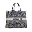 A bolsa tote Dior Book bordada com a estampa Toile de Jouy é um ícone de luxo