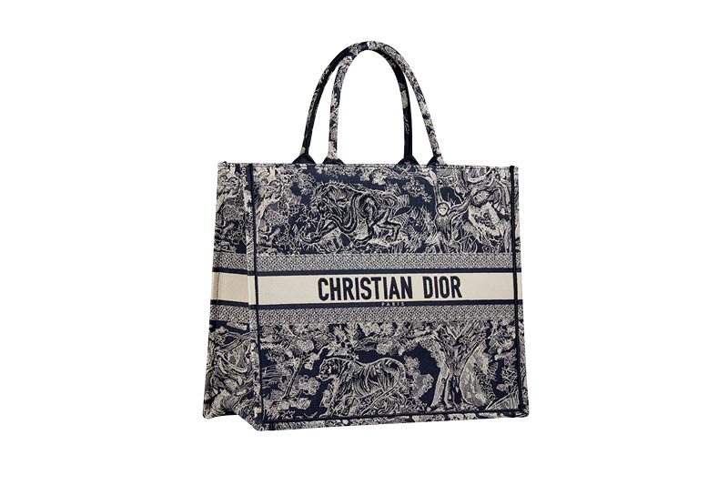 A bolsa tote Dior Book bordada com a estampa Toile de Jouy é um ícone de luxo