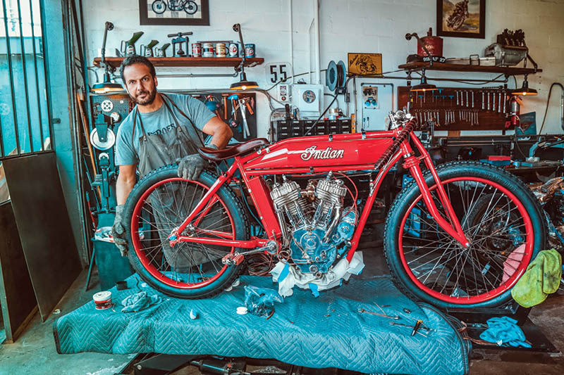Serge Bueno posa com moto vintage