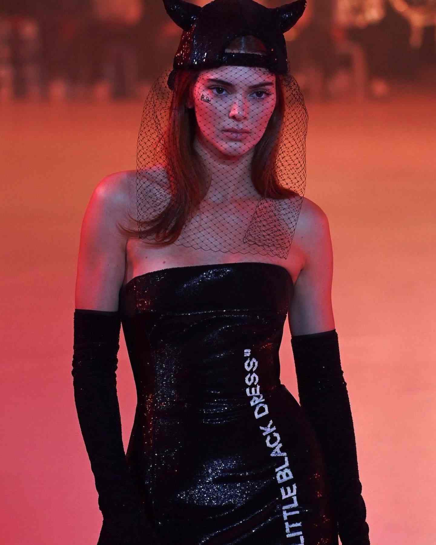 Kendall Jenner com o vestido "little black dress"