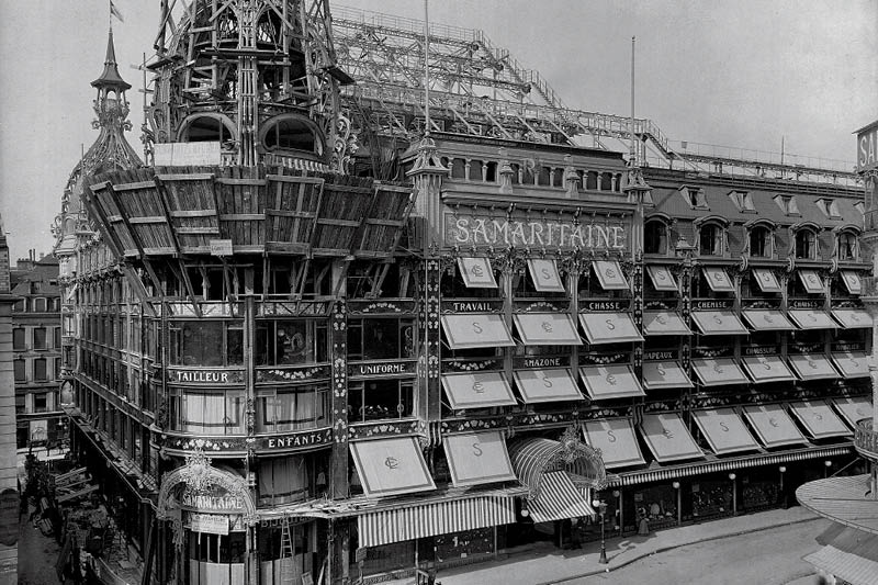 O prédio projetado pelo arquiteto Frantz Jourdain em construção na rue de la Monnaie em 1905